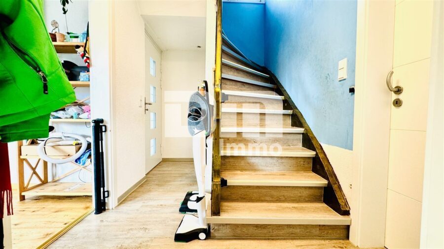 Kernsaniertes Einfamilienhaus mit Doppelgarage, großem Garten und Home-Office-Oase - EG Flur / Diele / Windfang